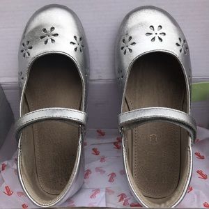 See Cai Run girls silver mary jane shoe, size 12.5